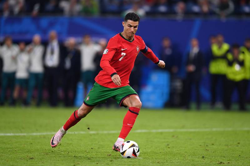 Cristiano Ronaldo – Những cú rocket shot làm nổ tung cầu môn