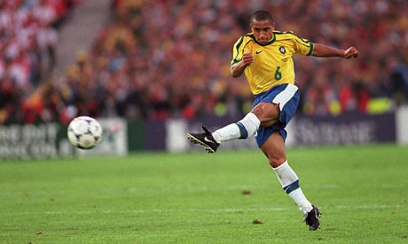 Roberto Carlos – Đại bác chân trái huyền thoại